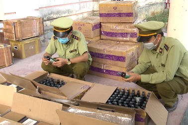Bắt giữ hàng ngàn bao thuốc lá, dung dịch diệt khuẩn lậu