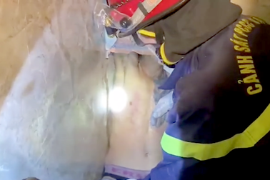 Đục tường cứu người nghi trộm xe mắc kẹt trong lối thông hơi massage