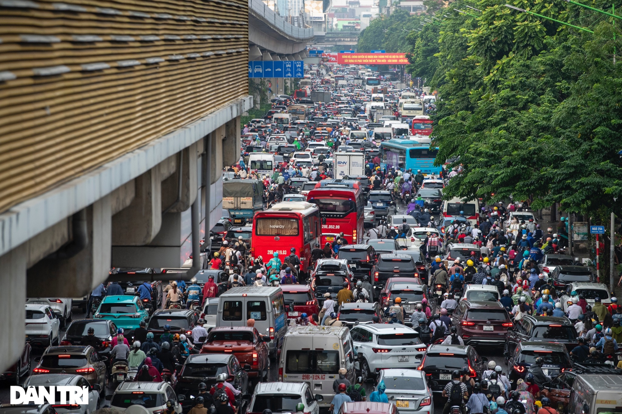 View - Hà Nội: Mưa ngập khắp nơi, ùn tắc nhiều đường, phố | Báo Dân trí