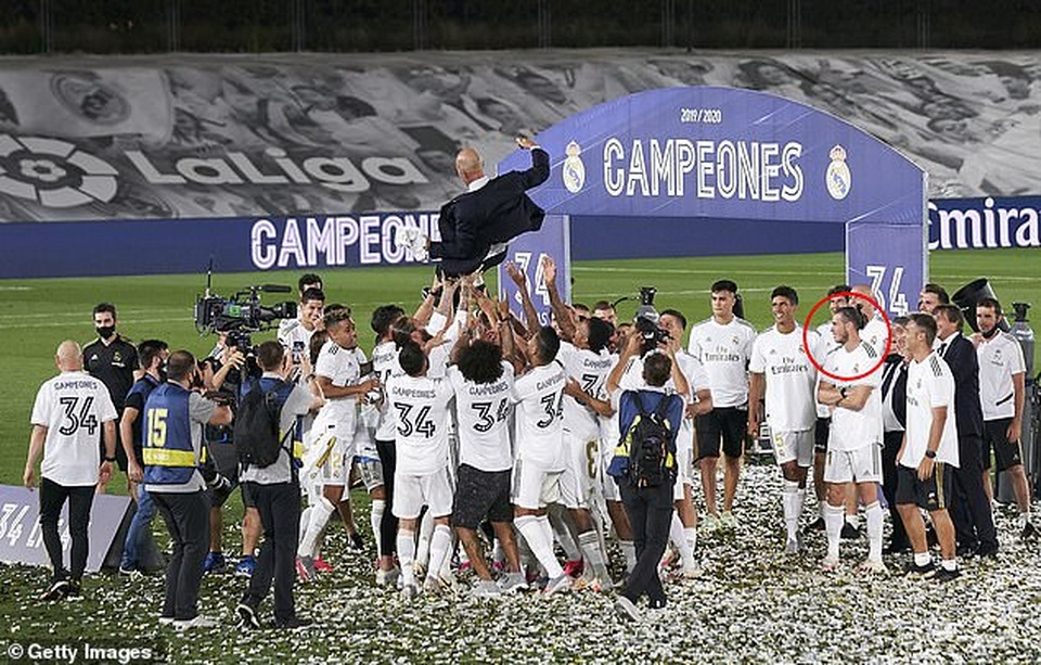 Real Madrid vô địch, Gareth Bale gượng gạo ăn mừng cùng đồng đội - 2 Real Madrid vô địch, Gareth Bale gượng gạo ăn mừng cùng đồng đội - 2