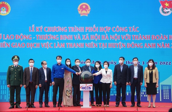 Các đại biểu tham dự nhấn chuông khai mạc Phiên giao dịch việc làm Thanh niên tại huyện Đông Anh năm 2022