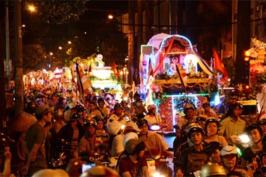 Hàng vạn người chiêm bái đoàn diễu hành xe hoa mừng Phật đản