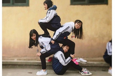 Dân mạng rộ trào lưu tạo dáng chụp ảnh ngồi trên lưng nhau