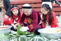 Học sinh Hà Nội học gói bánh chưng, gửi "Tết ấm" đến trẻ em vùng cao