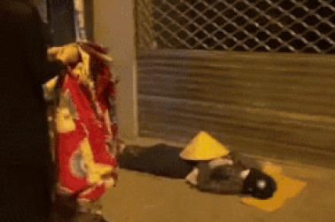 Cô gái 9X nhận triệu view vì hành động "ấm lòng" với người vô gia cư