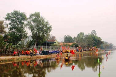 Hàng ngàn người đội mưa khai hội đền Đức Hoàng