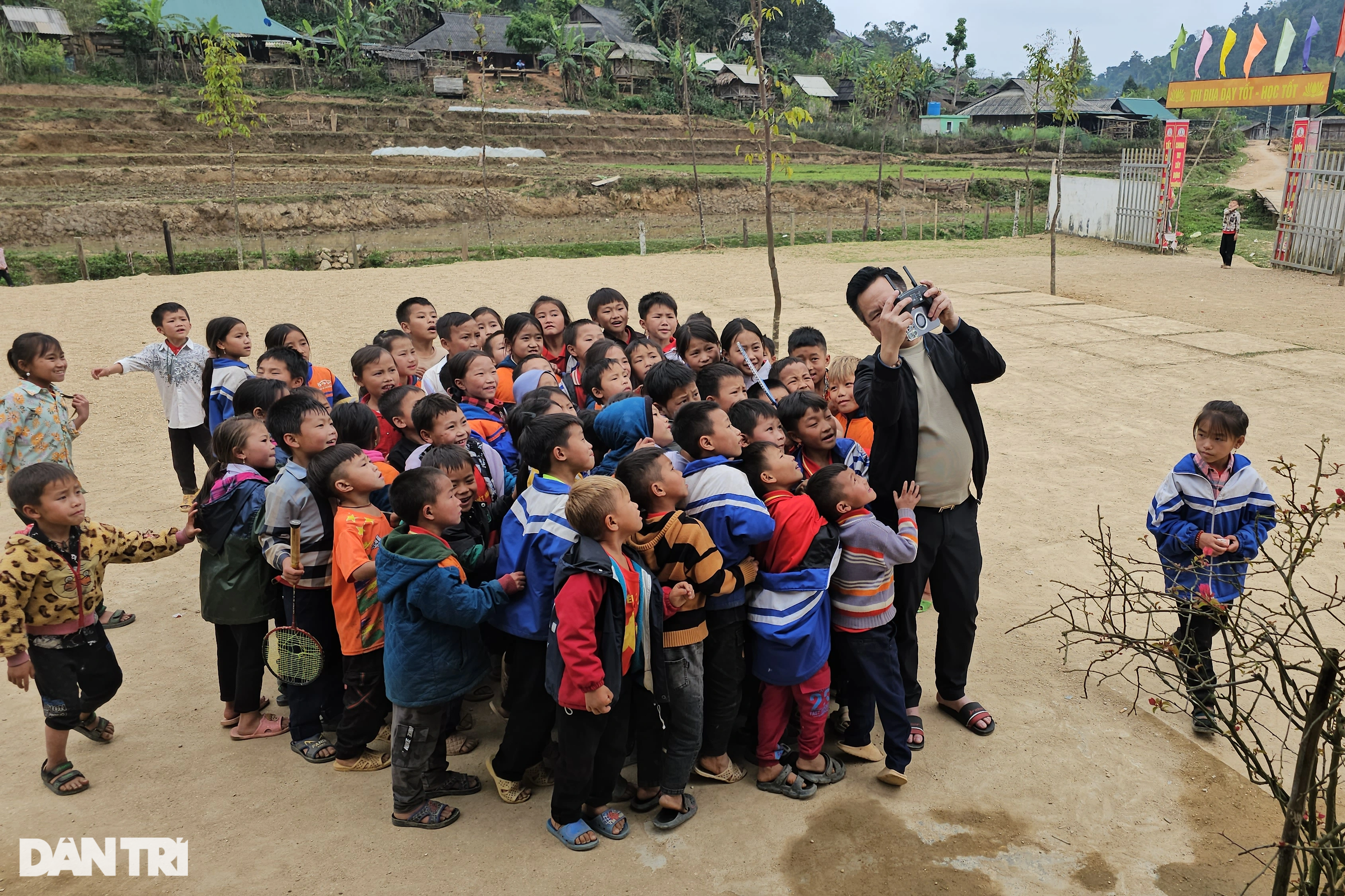 Học sinh vùng biên học tập trong ngôi trường thiếu trước, hở sau - 13 Học sinh vùng biên học tập trong ngôi trường thiếu trước, hở sau - 13