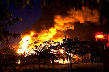 Cháy cực lớn trong KCN Việt Nam - Singapore