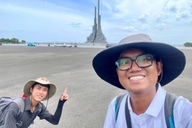 Đôi bạn đi bộ 1.500km từ TPHCM ra Hà Nội dự lễ Quốc khánh