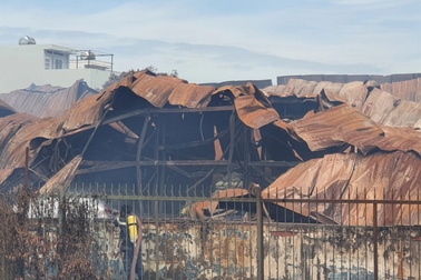 TPHCM: Cháy kho hóa chất ảnh hưởng 160 hộ dân, nhiều người bị khàn giọng