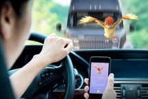 Rơi xuống sông vì... mải chơi Pokemon Go