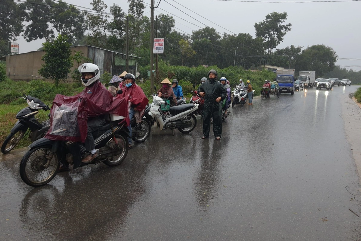 Mưa lớn khiến giao thông từ huyện Sa Thầy đến TP Kon Tum bị chia cắt - 3