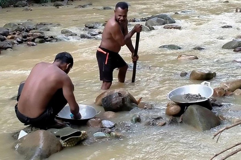 Dân Indonesia đổ xô ra sông đãi vàng, bất chấp nguy hiểm - 3 Dân Indonesia đổ xô ra sông đãi vàng, bất chấp nguy hiểm - 3
