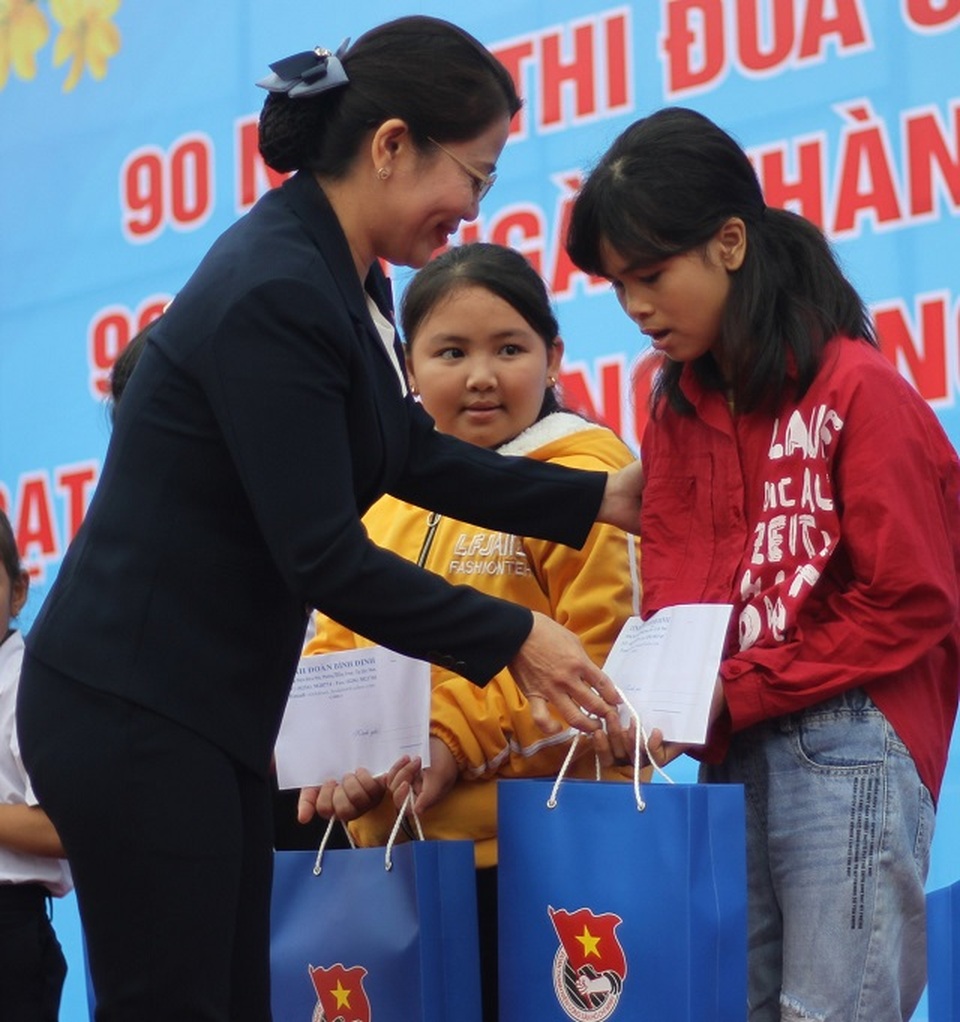 Tuổi trẻ Bình Định mở đợt cao điểm 90 ngày thi đua làm nghìn việc tốt - 3 Tuổi trẻ Bình Định mở đợt cao điểm 90 ngày thi đua làm nghìn việc tốt - 3