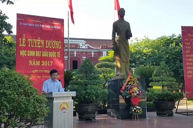 Giám đốc Sở GD-ĐT tỉnh Thừa Thiên Huế phát biểu chúc mừng các học sinh đạt giải quốc tế