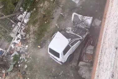 Ham trình diễn mạo hiểm, cả người và xe rơi từ nóc nhà 4 tầng xuống đất