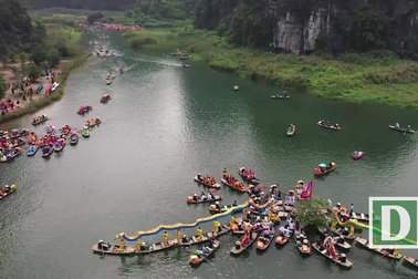 Ninh Bình: Hàng nghìn người dự lễ hội Tràng An