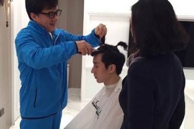 Thành Long khoe ảnh tự tay cắt tóc cho con trai 