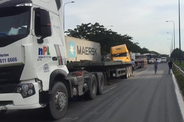 Hai cuộn thép hàng chục tấn lăn lông lốc trên đại lộ Mai Chí Thọ