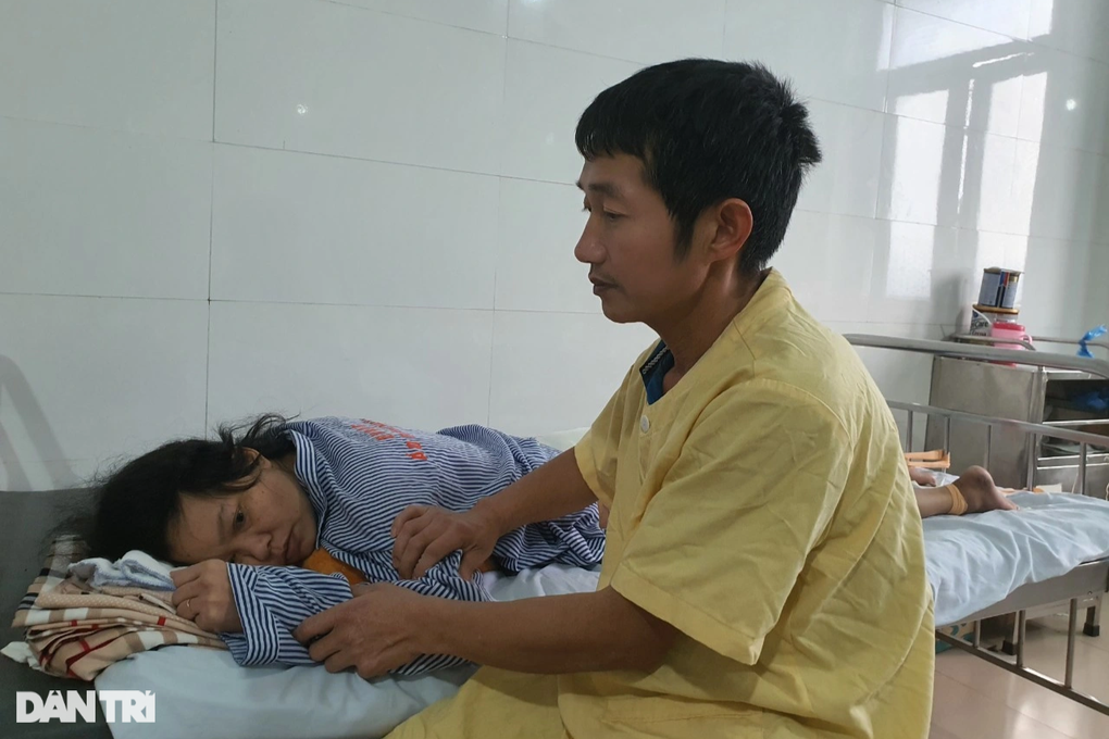 Người mẹ nằm liệt Xin cô bác giúp các con em có bát cơm ăn - 3 Người mẹ nằm liệt Xin cô bác giúp các con em có bát cơm ăn - 3