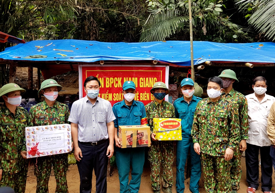 Bộ đội ngủ cùng vắt rừng, ăn cùng ruồi vàng trong thời dịch Covid-19 - 4 Bộ đội ngủ cùng vắt rừng, ăn cùng ruồi vàng trong thời dịch Covid-19 - 4