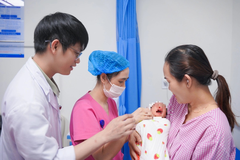 Cảnh sát giao thông lái xe tuần tra mở đường đưa sản phụ đi cấp cứu - 2 Cảnh sát giao thông lái xe tuần tra mở đường đưa sản phụ đi cấp cứu - 2
